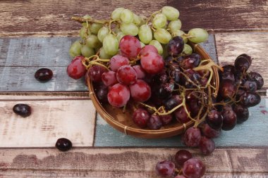 Taze tatlı üzümler sepette