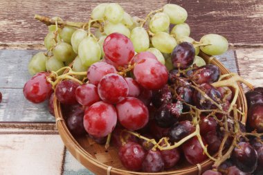 Üzüm ve üzümler masada.