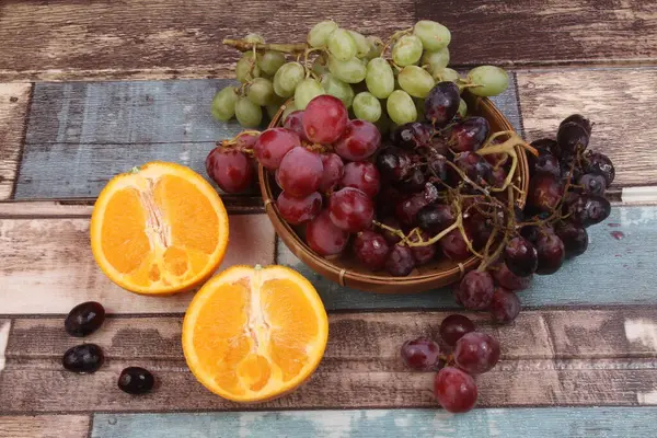 Reife Frische Orangen Und Trauben Hintergrund Sommerfrüchte — Stockfoto