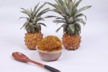 Kasede ve kaşıkta ananas reçeli