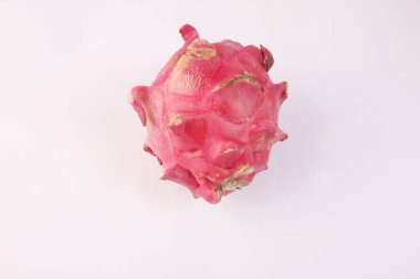 Beyaz arkaplanda Ejder Meyvesi