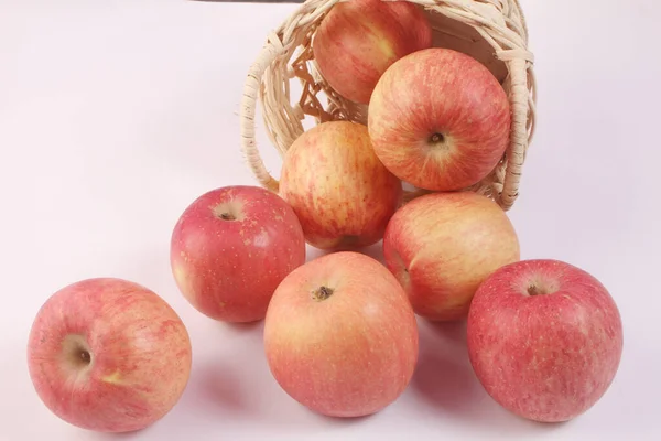 Ripe Red Apples Wicker Basket — Stock Photo, Image