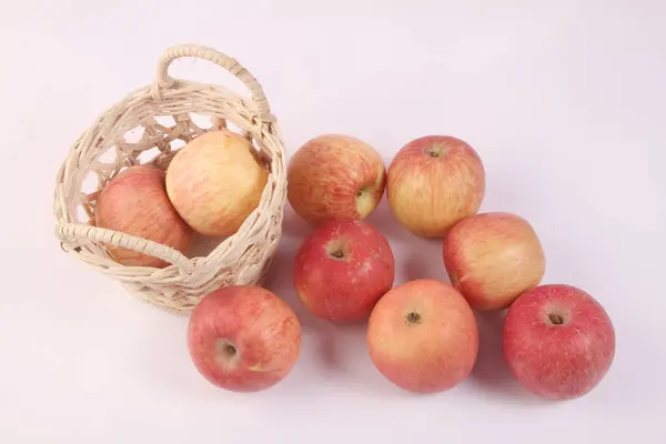 Яблоки Плетеной Корзине Белом Фоне — стоковое фото