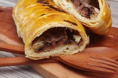 Peynir ve jambon ile puf böreği