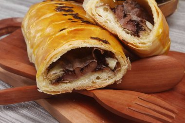 Ev yapımı etli turta.