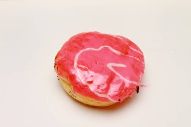 Pembe jöleli ve şekerli donut.