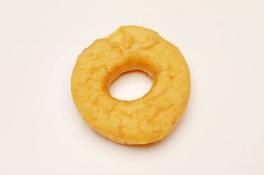 Beyaz arka planda izole edilmiş tatlı ve lezzetli çörek, tatlı çörek..