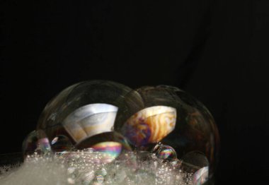 sabun köpükleri siyah arkaplanda