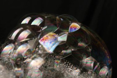 sabun köpükleri siyah arkaplanda