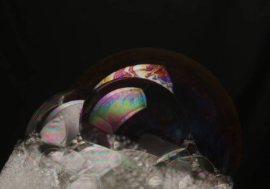 sabun köpükleri siyah arkaplanda