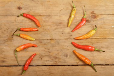 Ahşap arka planda renkli biberler.