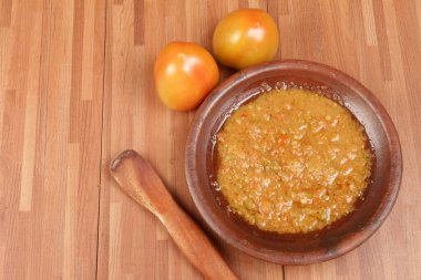 Domates sosu, baharatlı ve körili.