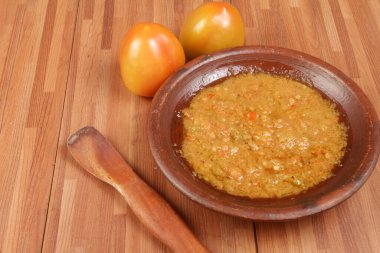 Domates sosu, baharatlı ve körili.