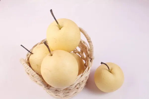Manzanas Amarillas Una Canasta Sobre Una Mesa Blanca —  Fotos de Stock