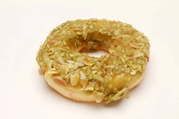 Donut Mit Macha Sahne Topping Auf Weißem Hintergrund — Stockfoto