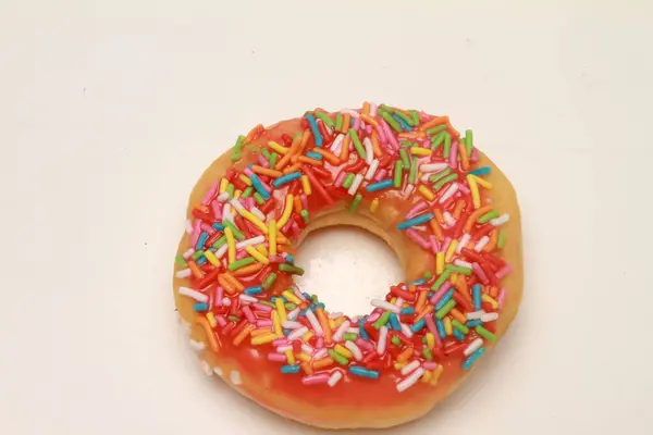 Donut Mit Streusel Auf Weißem Hintergrund Von Oben — Stockfoto