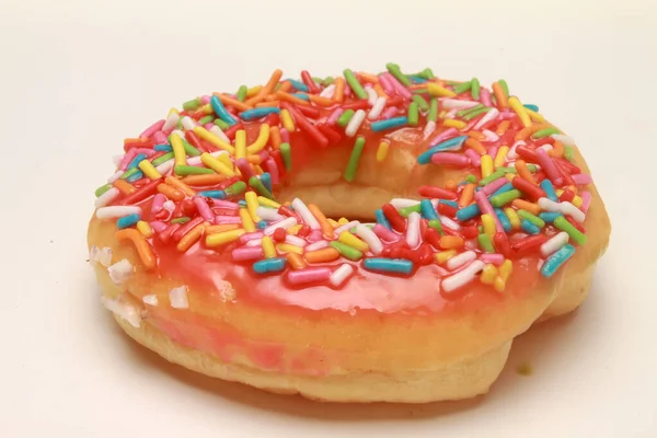 Donut Com Polvilhas Coloridas — Fotografia de Stock