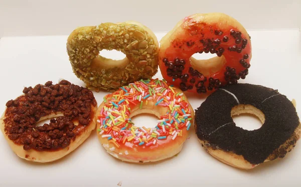 Donuts Com Coberturas Diferentes Fundo Branco — Fotografia de Stock