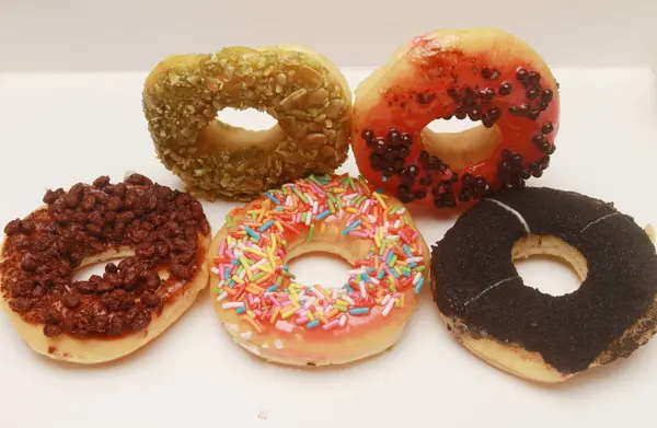 Diferentes Donuts Com Gelo Fundo Colorido — Fotografia de Stock