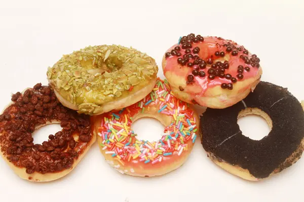 Donuts Mit Verschiedenen Geschmacksrichtungen Auf Weißem Hintergrund — Stockfoto