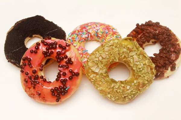 Bunte Donuts Mit Zuckerguss Und Streusel Auf Weißem Hintergrund — Stockfoto