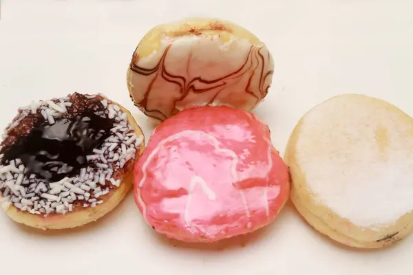 Donuts Com Gelo Sobre Fundo Branco — Fotografia de Stock