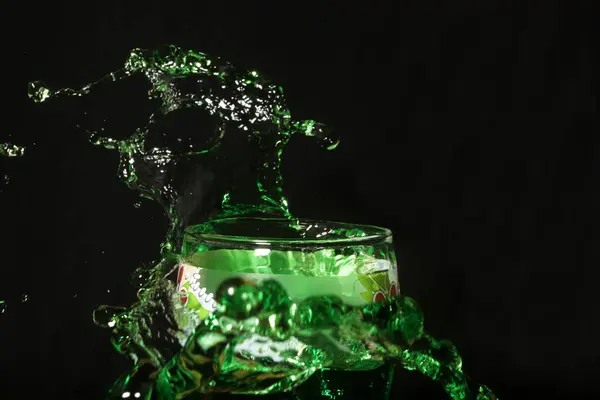 グリーンワインのスプラッシュ — ストック写真