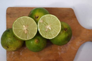 Ahşap arka planda limon ve limon