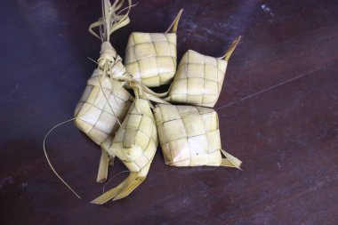 pirinç köftesi ahşap masada izole edilmiş.