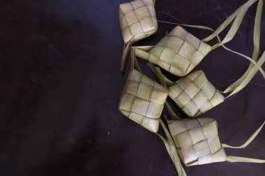 pirinç köftesi ahşap masada izole edilmiş.