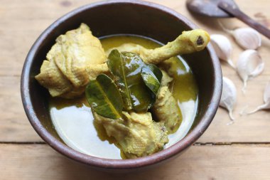 Hint cevizi sütlü köri ve tavuklu kase.