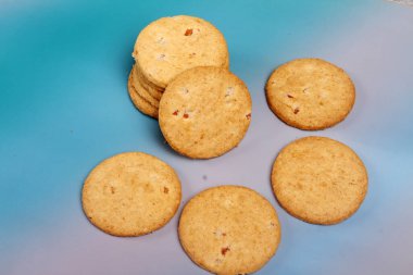 Mavi arka planda çikolatalı kurabiyeler..