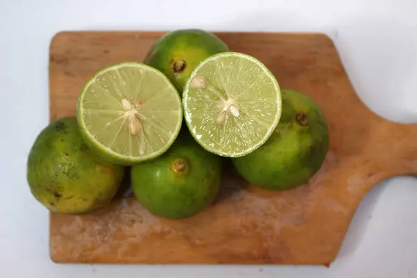 Lima Verde Limón Sobre Una Tabla Madera — Foto de Stock