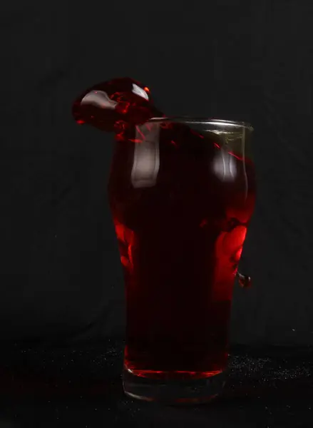 Склянка Холодного Вина Червоним Тлом — стокове фото