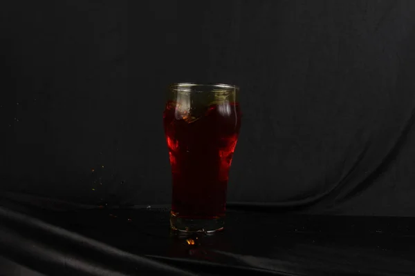 Cola Lodem Szkłem Czarnym Tle — Zdjęcie stockowe