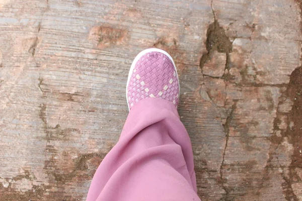 Weibliche Füße Auf Dem Boden — Stockfoto
