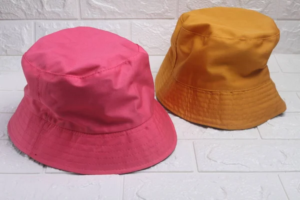 Γυναικείο Καπέλο Και Κόκκινο Καπέλο Που Απομονώνονται Λευκό — Φωτογραφία Αρχείου