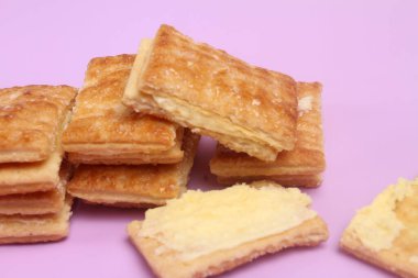 Pembe arka planda tatlı ekmek kurabiyeleri