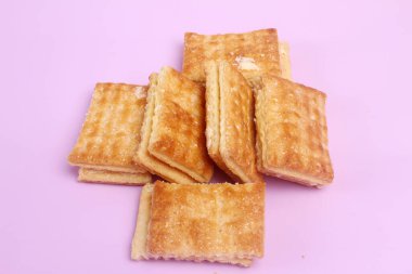 Çikolata ve şekerli çıtır kurabiyeler.