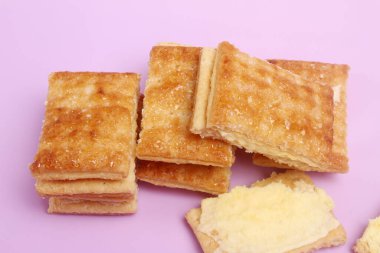 Pembe arka planda taze ev yapımı tatlı ekmek ruloları.