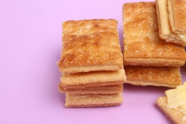 Pembe arka planda reçelli ekmek