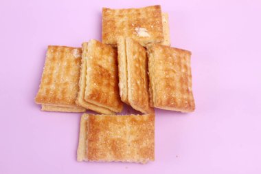 Pembe arka planda pembe tabakta reçelli kurabiyeler.