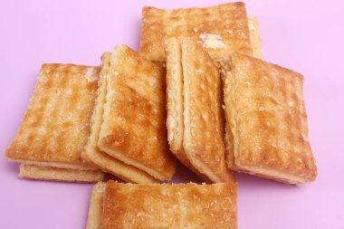 Pembe arka plandaki bir ekmek yığınını kapat