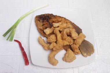 Baharatlı soslu kızarmış balık. Geleneksel Asya yemekleri.