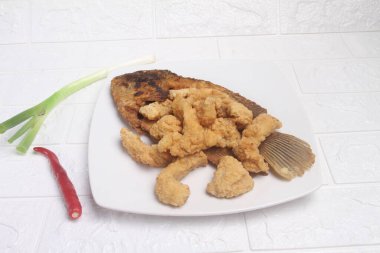 Baharatlı soslu kızarmış balık. Geleneksel Asya yemekleri.