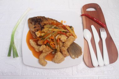 Baharatlı soslu kızarmış balık. Geleneksel Asya yemekleri.