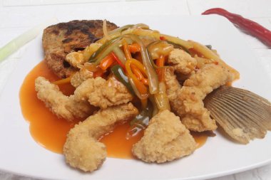 Baharatlı soslu kızarmış balık. Geleneksel Asya yemekleri.