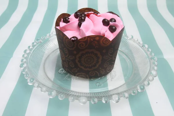 クリームとチョコレートのトッピングと美味しいチョコレートケーキ — ストック写真