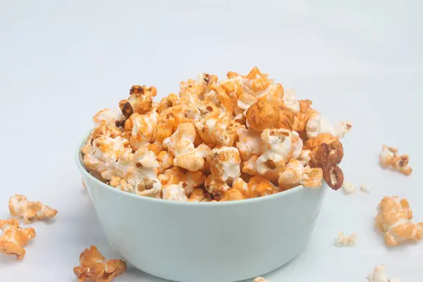 Popcorn Karamelem Bílé Misce Bílém Pozadí Boční Pohled — Stock fotografie