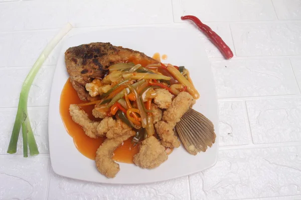 Смажена Риба Гострим Соусом Традиційна Азіатська Їжа — стокове фото